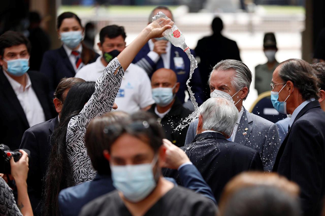 FOTO: Una mujer lanza agua a Piñera durante un acto conmemorativo por la pandemia 2 piñera agua