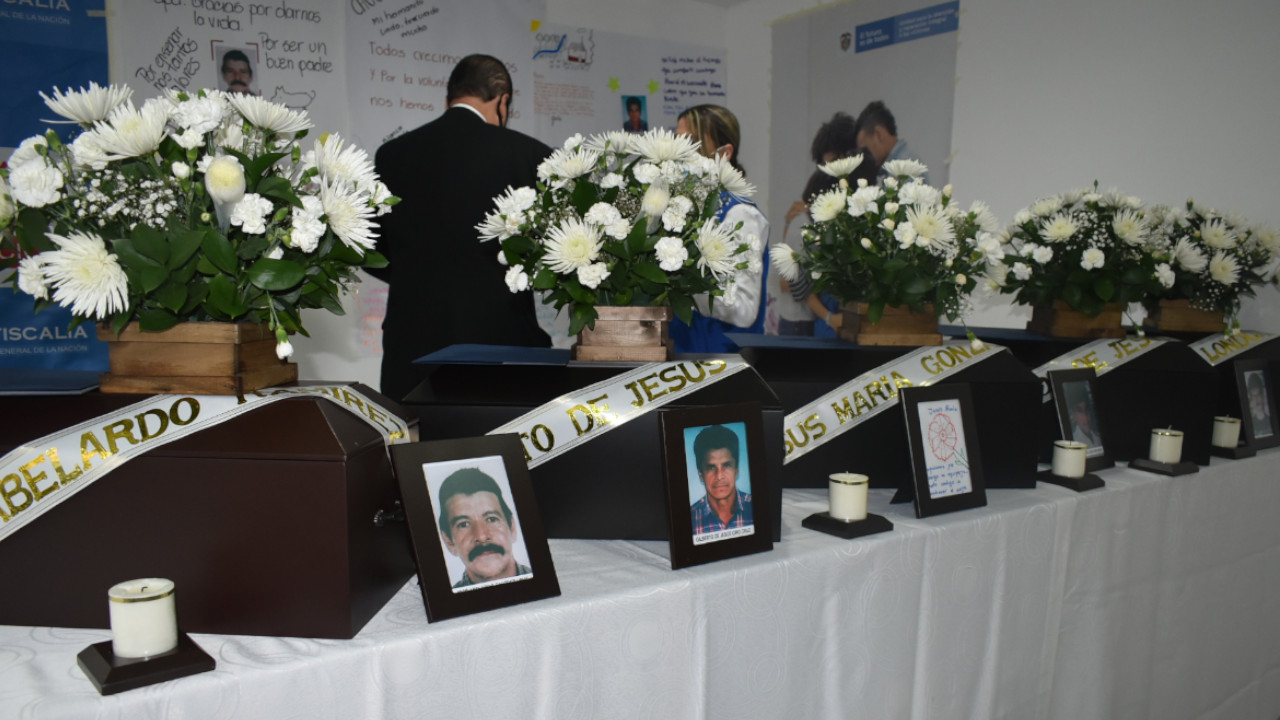 Tras años de búsqueda encontraron los restos de 5 desaparecidos y fueron entregados a sus familias en Medellín