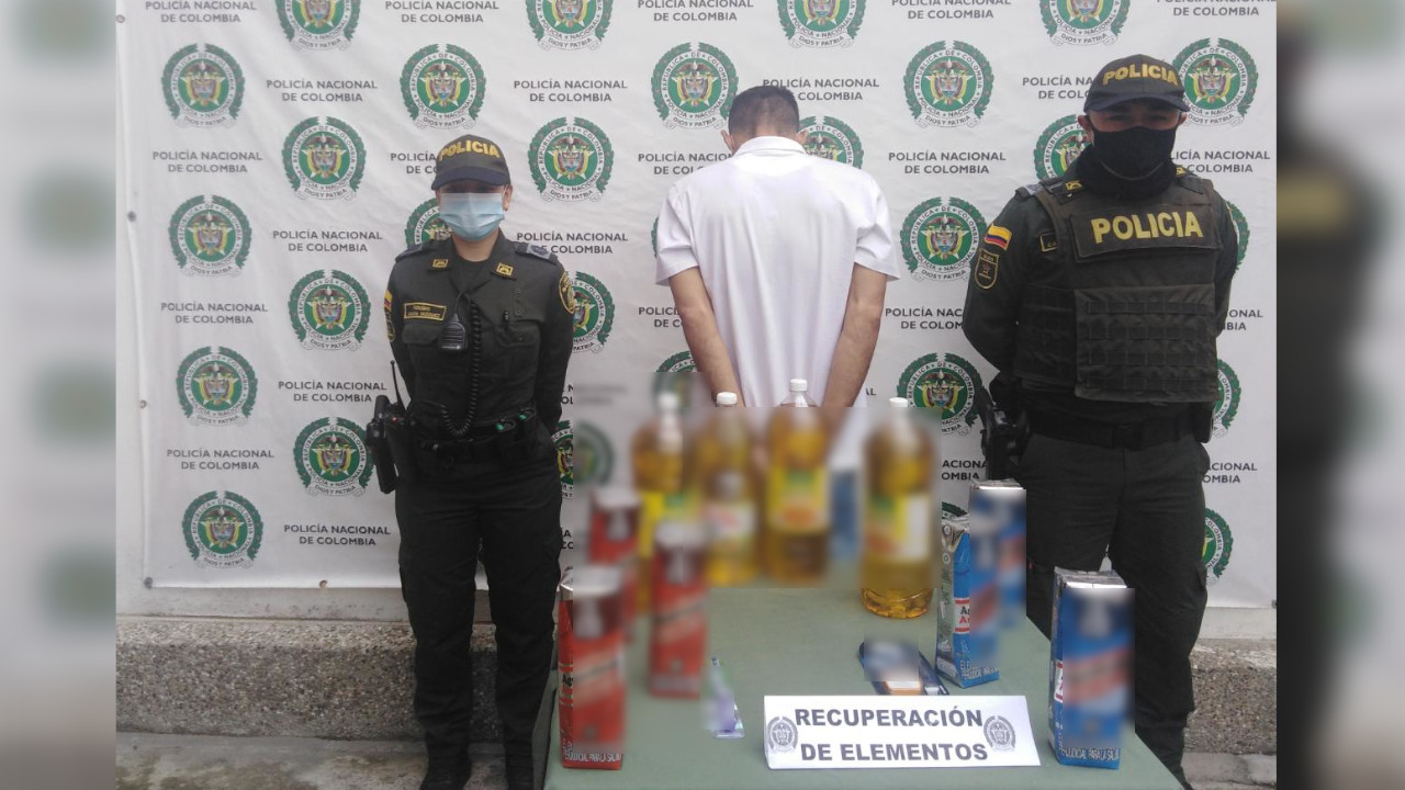 Cogieron a venezolano robándose todo ese 'guaro' y se habría justificado diciendo que lo hacía por necesidad