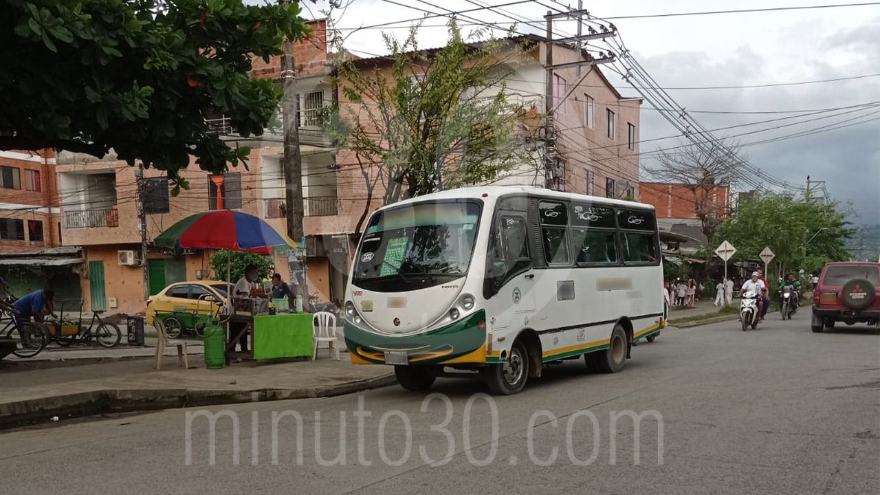 ¡Qué miedo! Le lanzaron una bomba a un bus en Urabá