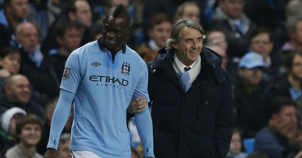 ¡Se quiere vestir de azul y oro! Mario Balotelli expresó su deseo de jugar en Boca Juniors 7 0 Mario Balotelli and Roberto Mancini share a joke before he comes on as a substitute