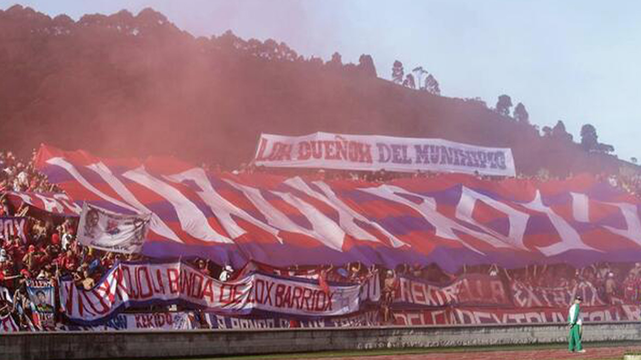 Hinchada de Independiente Medellín en el estadio Metropolitano Ciudad de Itagüí