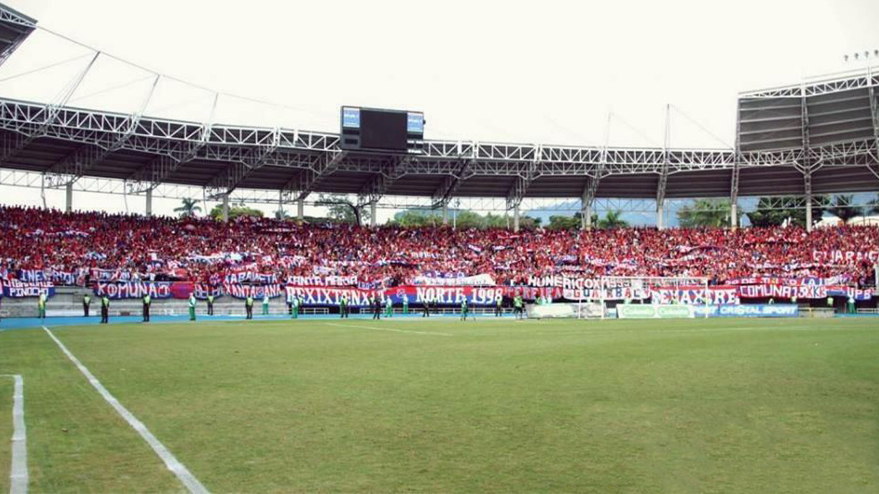 Hinchada de Independiente Medellín en el estadio  Hernán Ramírez Villegas de Pereira.