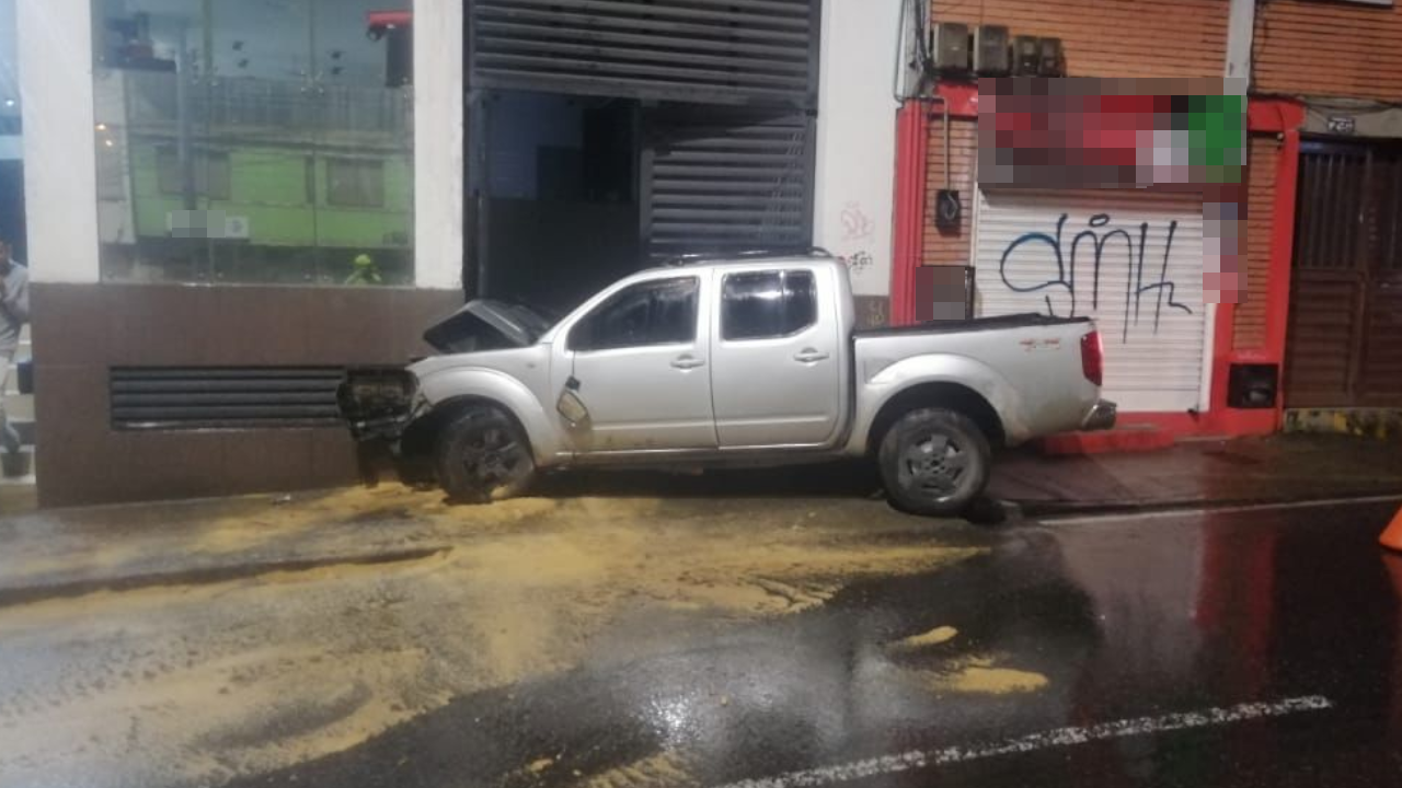 ¡Qué peligro! La camioneta tuvo una falla mecánica y se fue contra una pared
