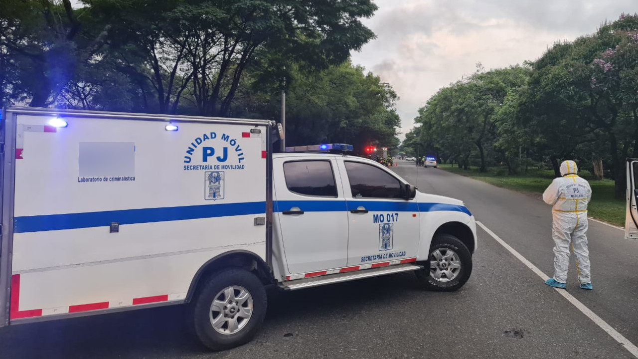 Accidente en Bogotá: Motociclista intentó sobrepasar un tractocamión pero terminó atropellado