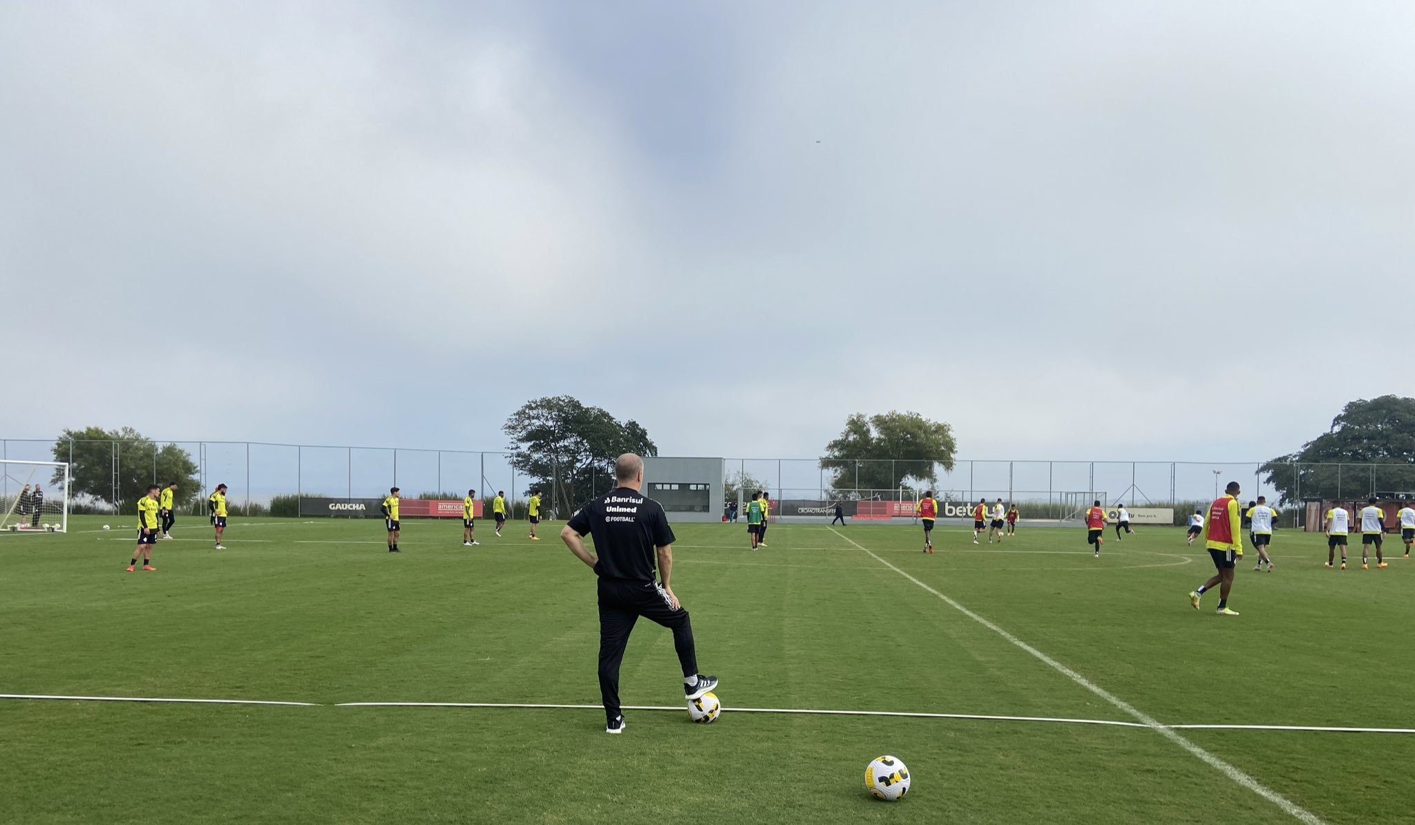 ¡Ex selección Brasil! Internacional de Porto Alegre estrena técnico a unos días de enfrentar a Indendiente Medellín 8 AnyConv.com FQysH19XoAo64EV