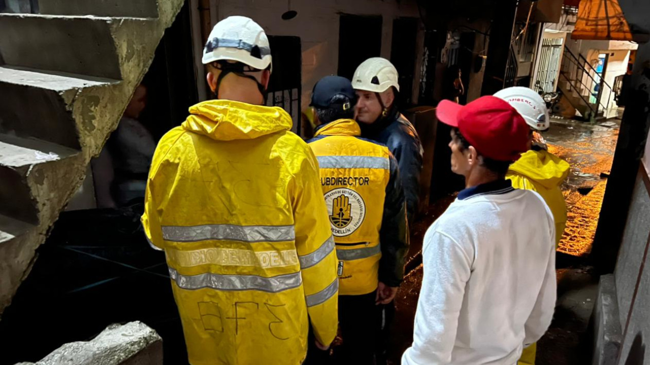 [Video] Tres viviendas afectadas por la creciente súbita de la quebrada La Iguaná en Medellín