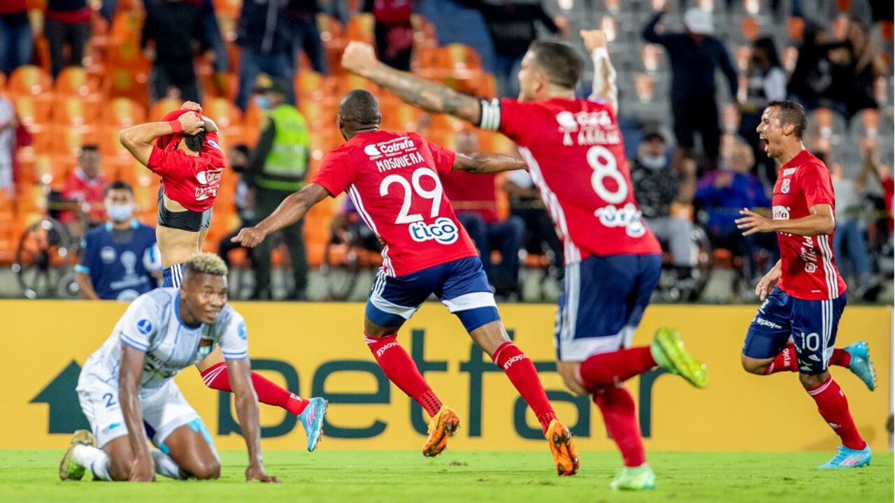 Bryan Castrillón en el 11 ideal de la fecha 2 de la Copa Sudamericana