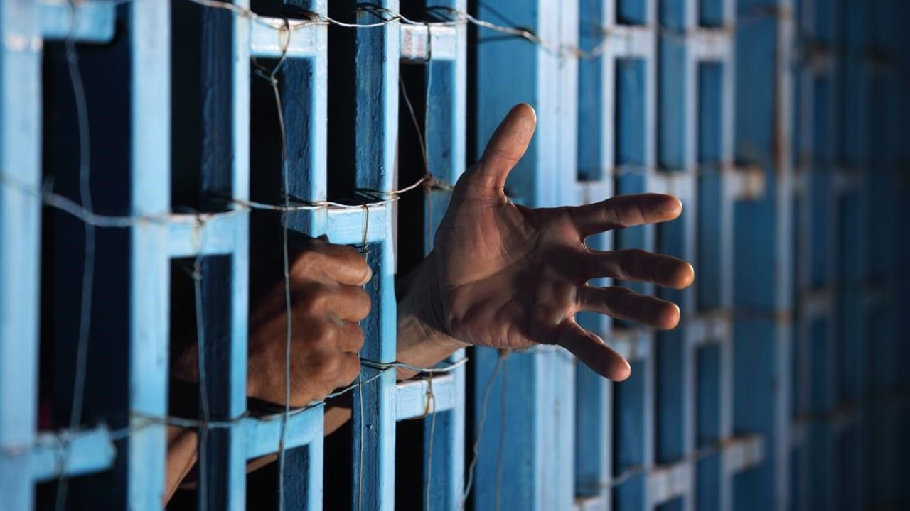 Encarcelaron a un sujeto que casi degolla a un comerciante en Medellín para robarle $500.000