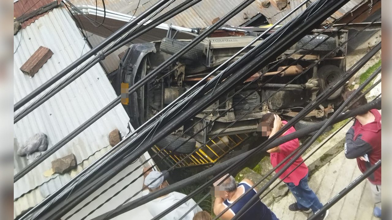 ¡Qué susto tan berraco! Carro cayó sobre una casa en Manrique