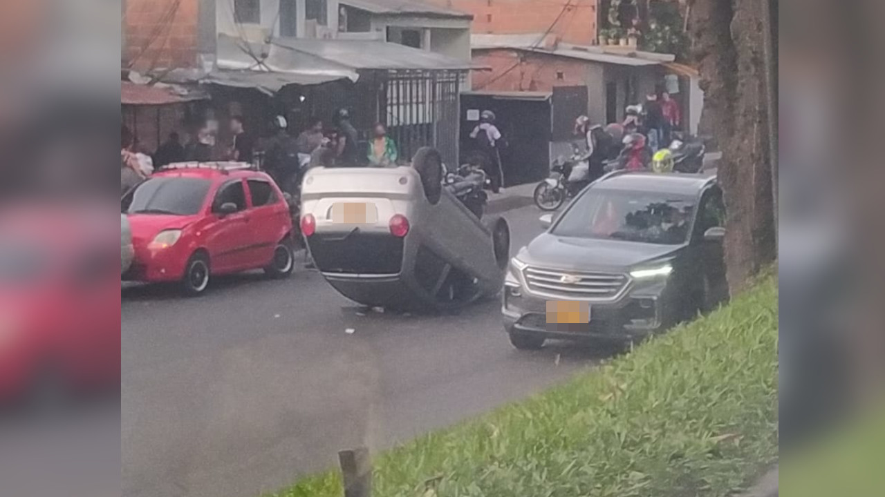 Un carro terminó con las llantas para arriba en Acevedo