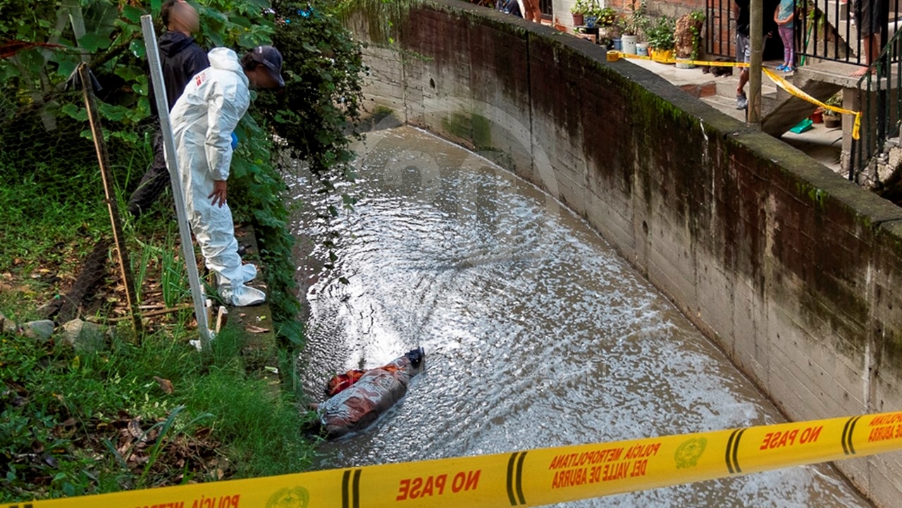 FOTOS: Envuelto en sábanas, así encontraron a un hombre muerto en quebrada de López de Mesa
