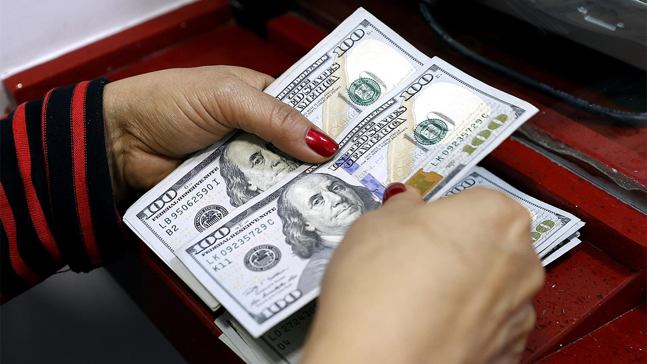 El dólar sigue bajando: hoy arrancó a $4.895