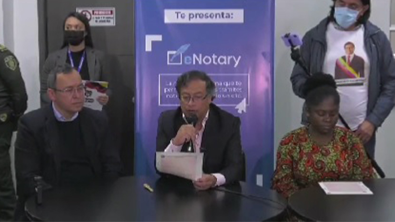 Gustavo Petro y Francia Márquez firmaron un acuerdo de no expropiación