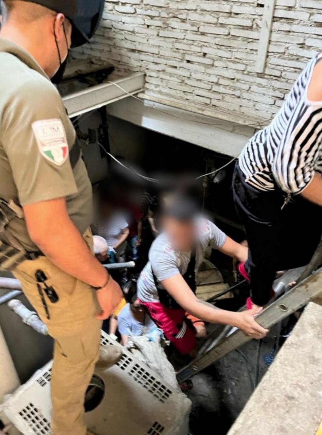 Hallaron a 70 migrantes escondidos en pozo de agua y cuarto de máquinas de hotel 4 Hallaron a 70 migrantes escondidos en pozo de agua y cuarto de maquinas de hotel1