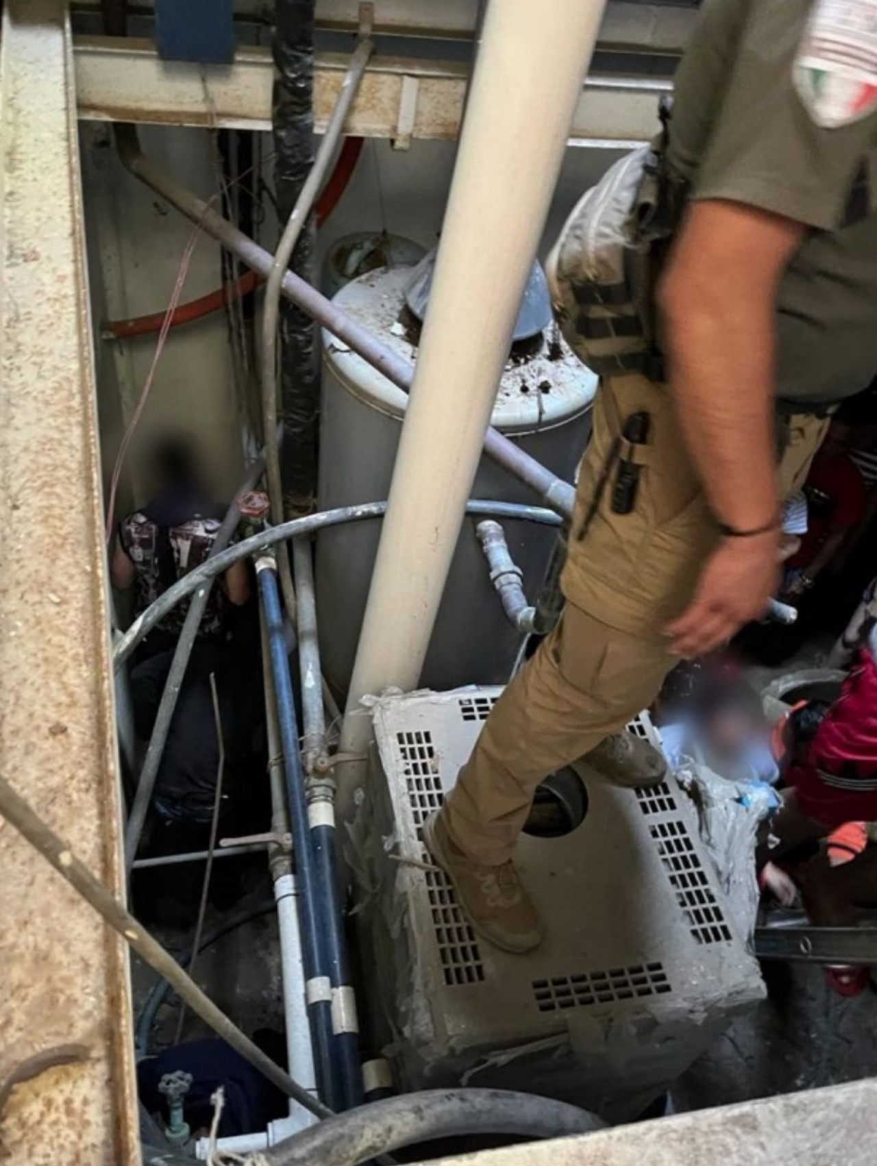 Hallaron a 70 migrantes escondidos en pozo de agua y cuarto de máquinas de hotel 3 Hallaron a 70 migrantes escondidos en pozo de agua y cuarto de maquinas de hotel3