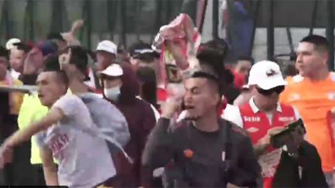 Hinchas santafereños no les importó la presencia de niños y tiraron objetos a la hinchada de Millonarios en la previa del clásico capitalino