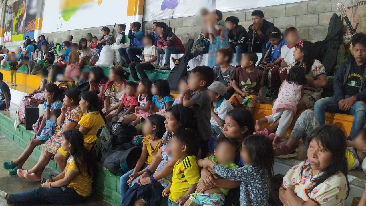 ¡Qué pesar! Indígenas fueron desplazados y están refugiándose en el coliseo de Andes