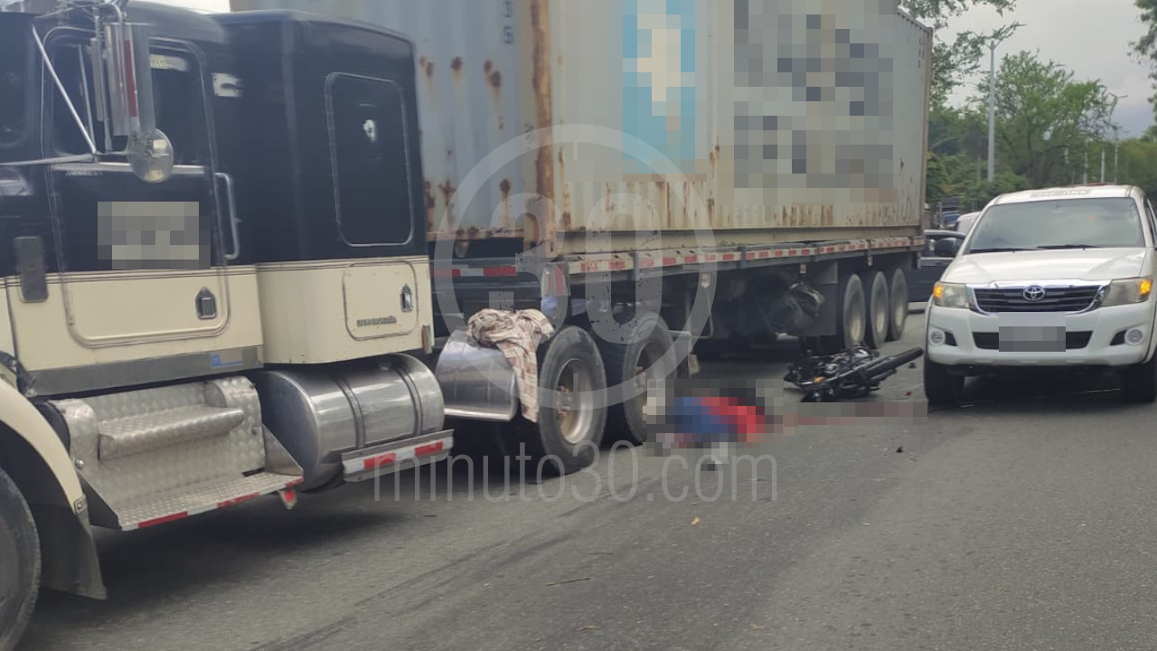 [Video] Motociclista chocó contra una camioneta, su cuerpo rebotó y terminó bajo las llantas de un tractocamión