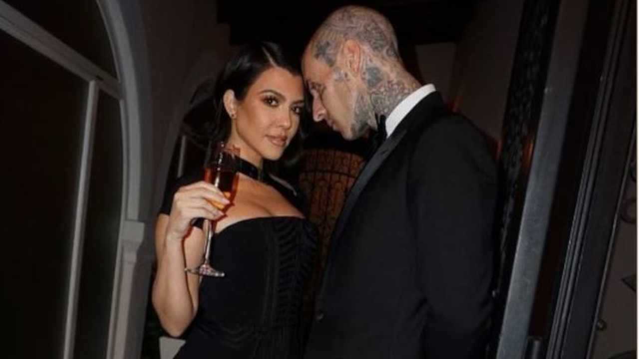 VIDEO. Con pancarta, Kourtney Kardashian le anuncia a Travis Barker que está embarazada en pleno concierto