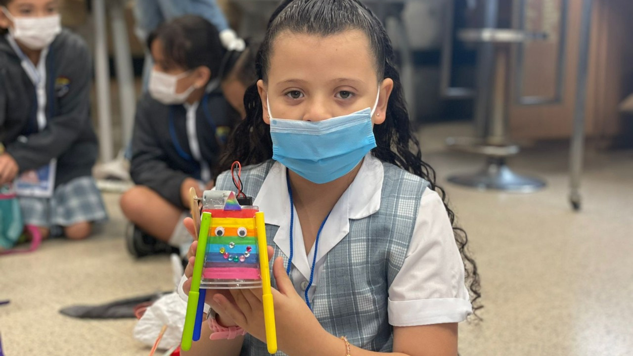 Medellín-estudiantes-mujeres