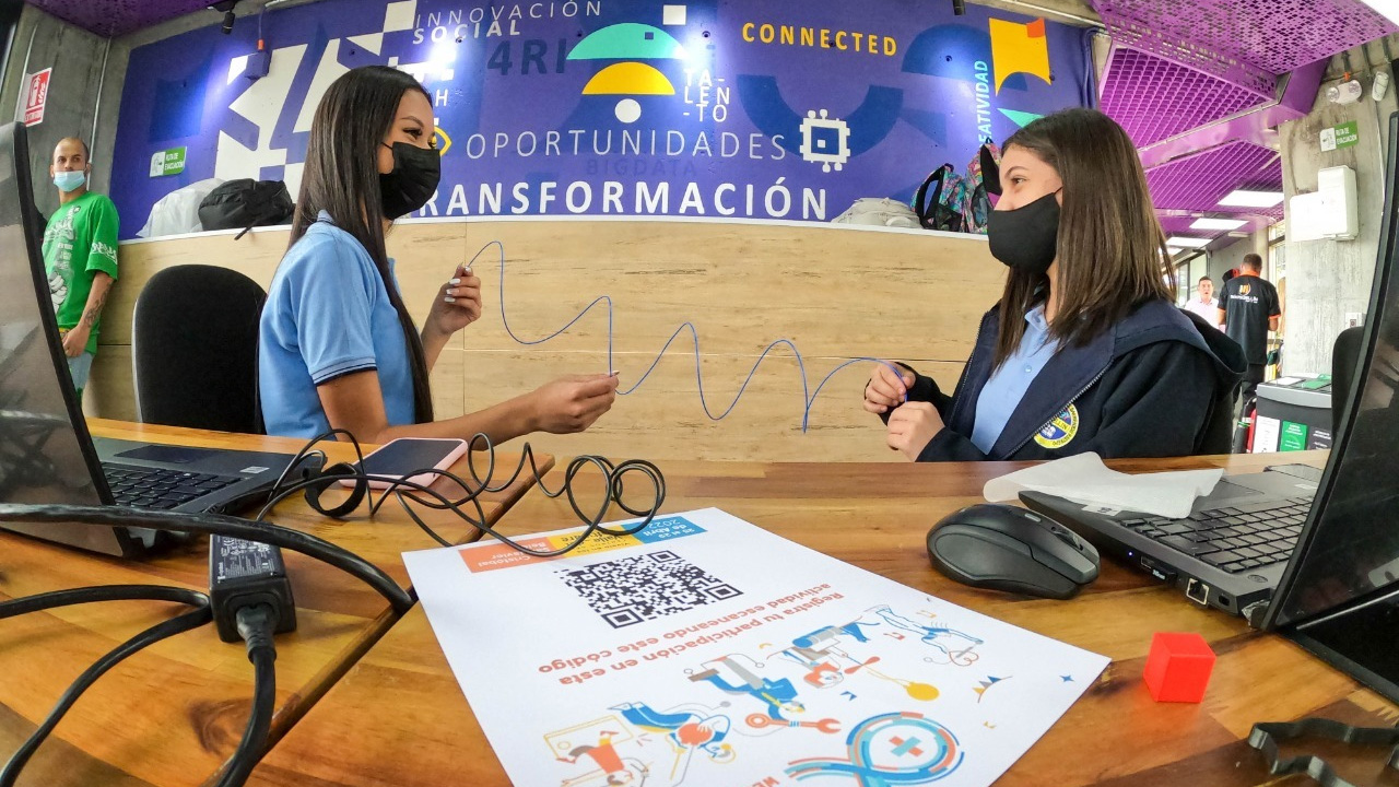 Medellín se sumó a la celebración mundial Arduino Week con 50 talleres en los Centros del Valle del Software