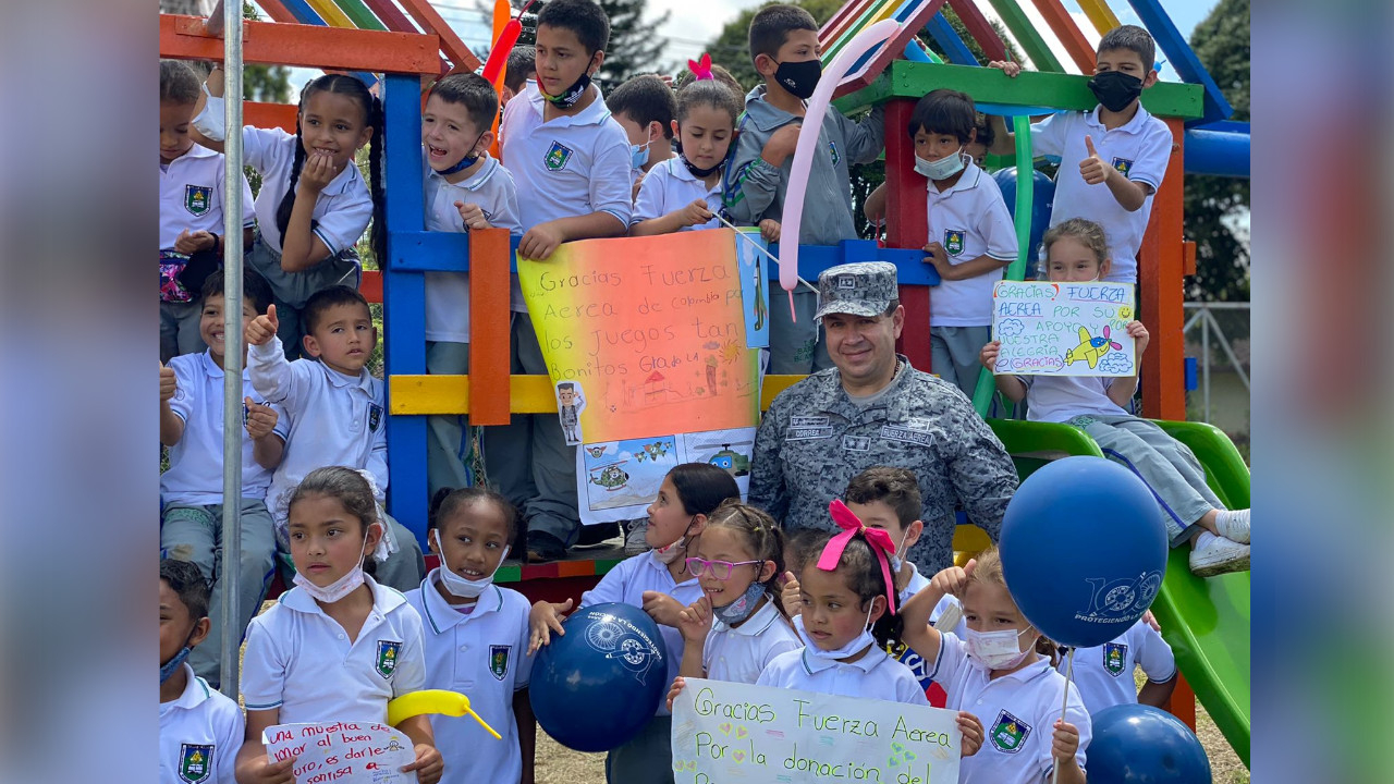 Los que tripulan los 'Ángeles de Metal' le regalaron un parque a los niños de un colegio en Rionegro