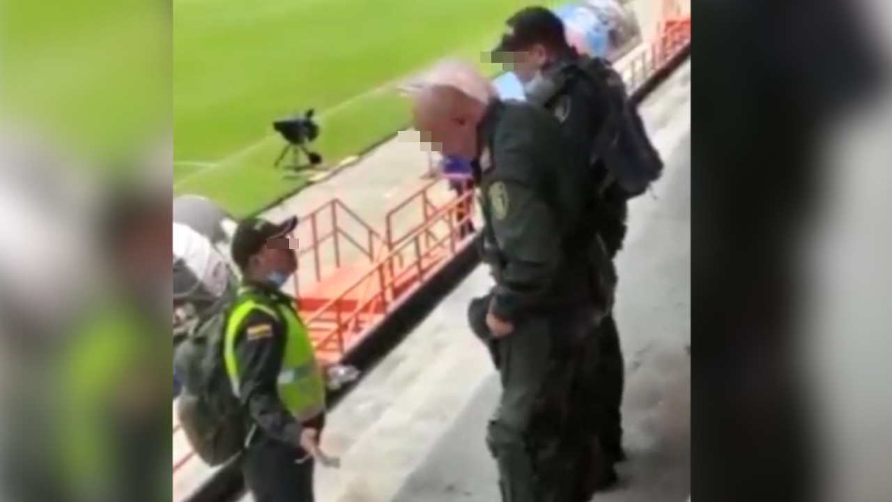 ¡Qué ‘vaciada’! Le pegó un policía a otro, lo humilló delante de sus compañeros en Envigado
