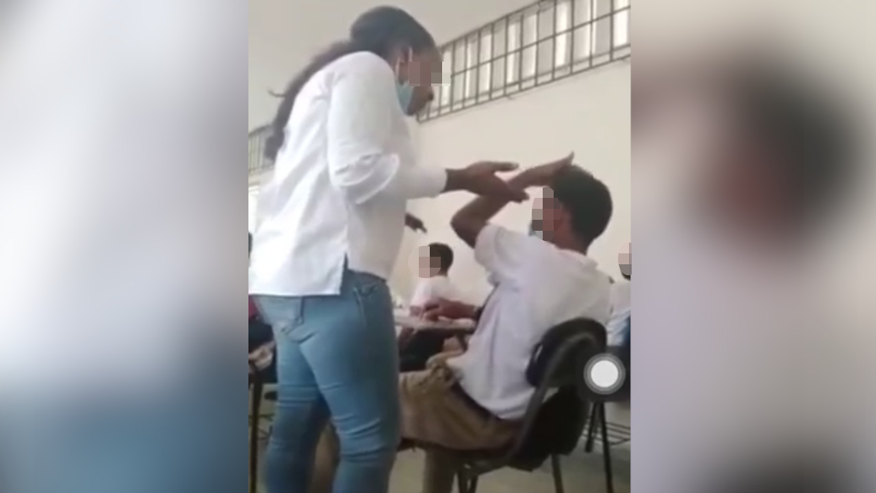 [Video] Profesora le dio un 'calvazo' a un estudiante en un colegio de Apartadó, Antioquia