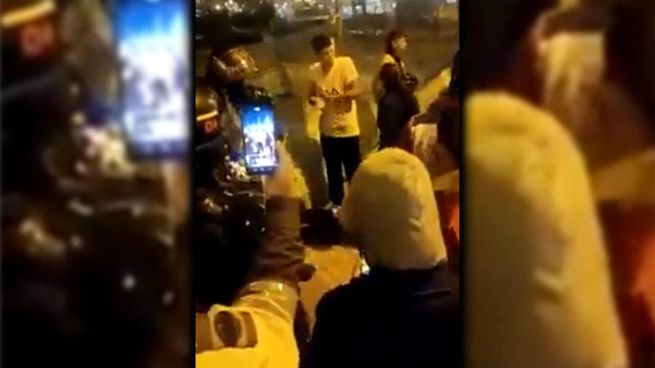 Una mamá levantó a 'juete' a su hijo cuando lo encontró en las manifestaciones