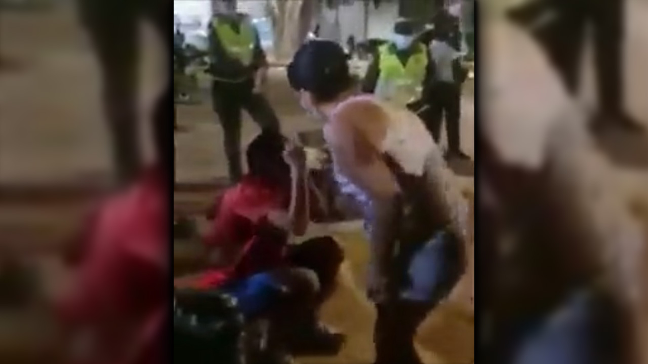 Mujer reprende a su hijo en público tras enterarse de que estaba delinquiendo