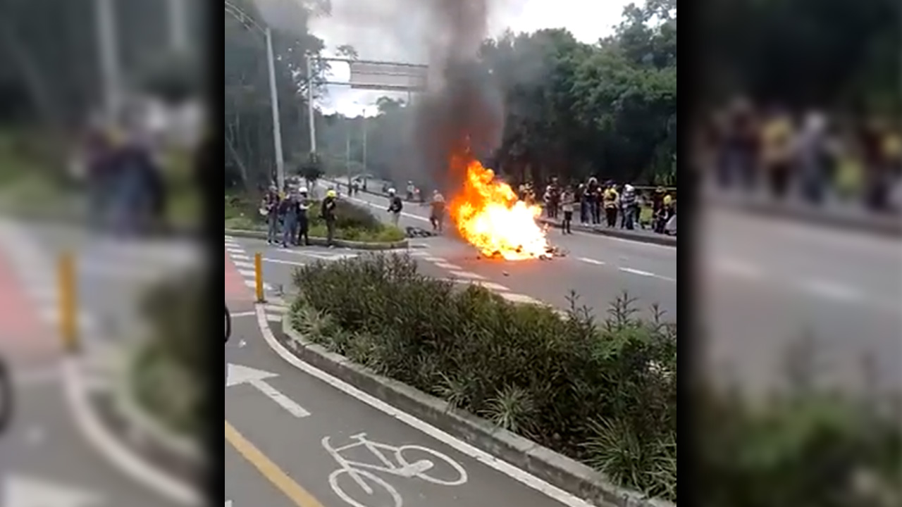 [Video] le quemaron la moto a un Agente de Tránsito en Medellín
