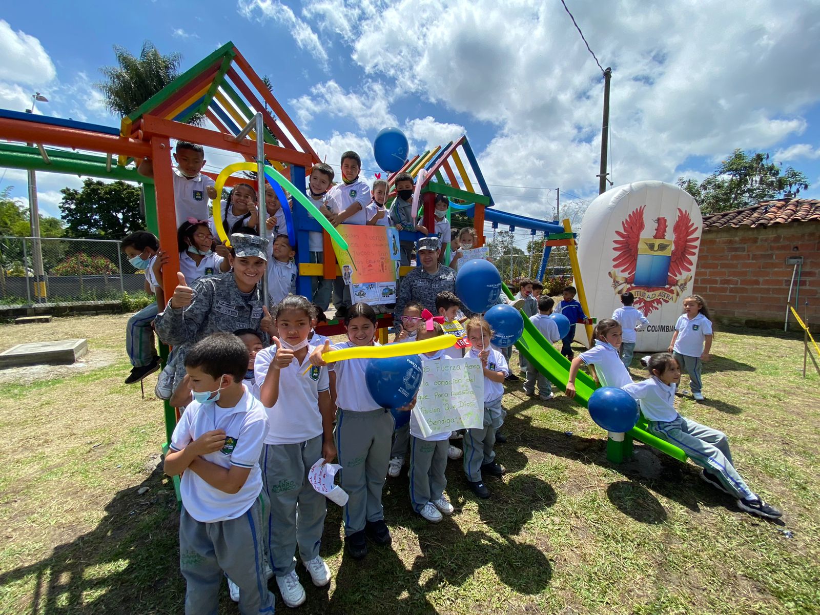 Los que tripulan los 'Ángeles de Metal' le regalaron un parque a los niños de un colegio en Rionegro 3 WhatsApp Image 2022 04 01 at 5.40.53 PM 1