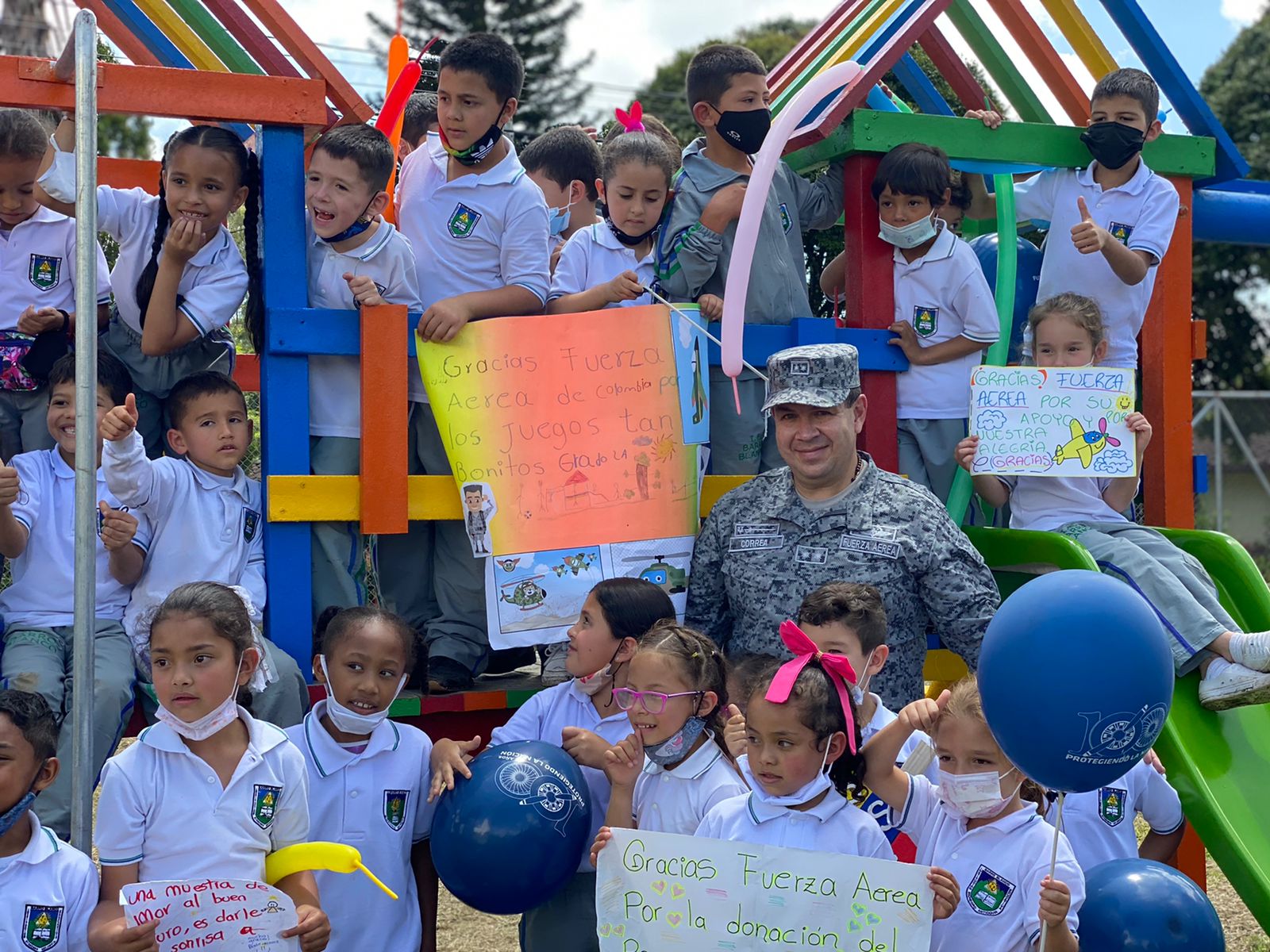 Los que tripulan los 'Ángeles de Metal' le regalaron un parque a los niños de un colegio en Rionegro 7 WhatsApp Image 2022 04 01 at 5.40.53 PM