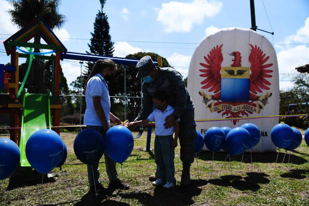 Los que tripulan los 'Ángeles de Metal' le regalaron un parque a los niños de un colegio en Rionegro 4 WhatsApp Image 2022 04 01 at 5.44.36 PM 1