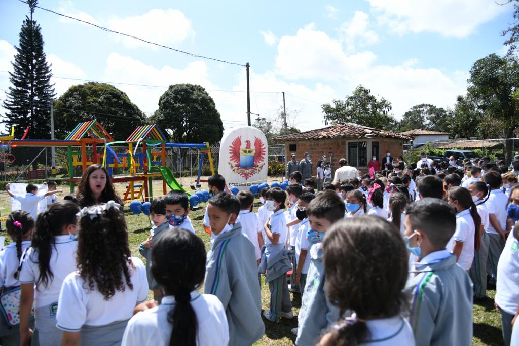 Los que tripulan los 'Ángeles de Metal' le regalaron un parque a los niños de un colegio en Rionegro 5 WhatsApp Image 2022 04 01 at 5.44.36 PM