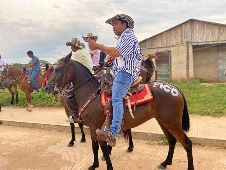 ¡El colmo! Marcan caballos con la palabra 'Fico' para hacerle campaña al candidato presidencial 3 caballos-fico