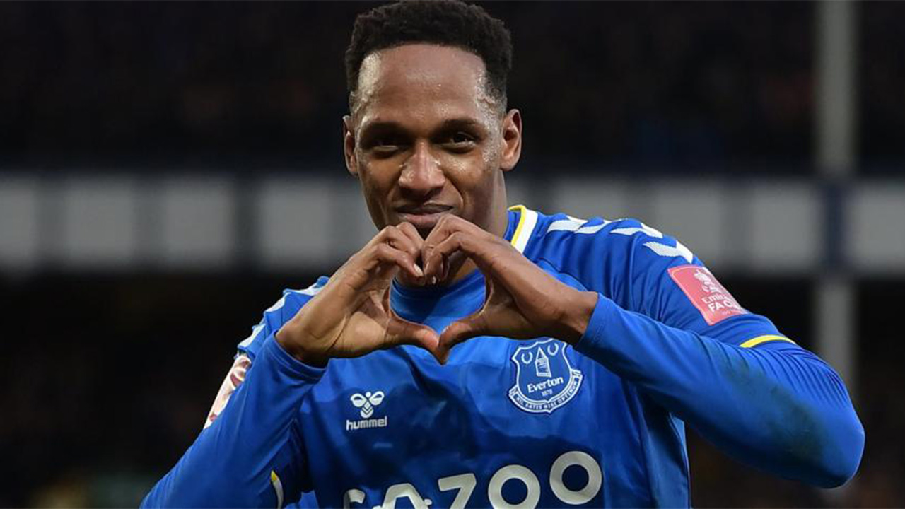 Yerry Mina no jugó pero celebró con gran efusividad la victoria ante el Manchester