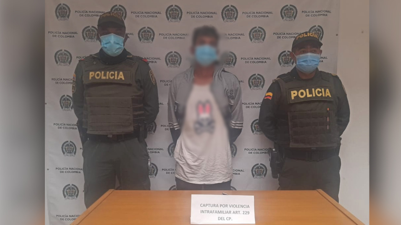 La Policía asegura que este sujeto tenia encerrado al papá, amenazándolo con un arma