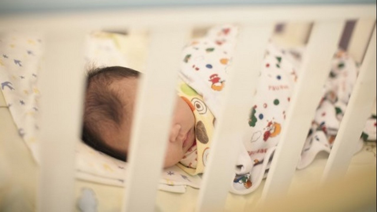 bebe nacimiento recien nacido hijo cuna nino menor menor de edad