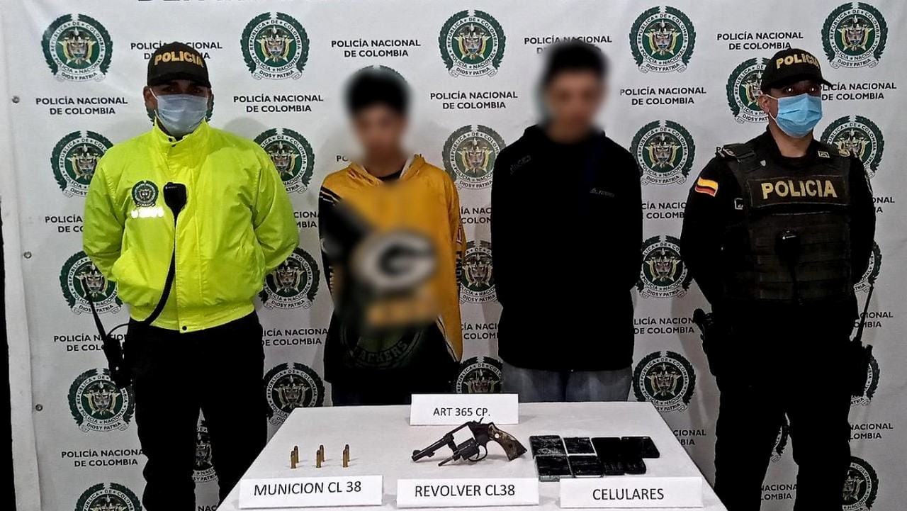 Cogieron a estos dos en Santa Rosa de Osos con un revólver