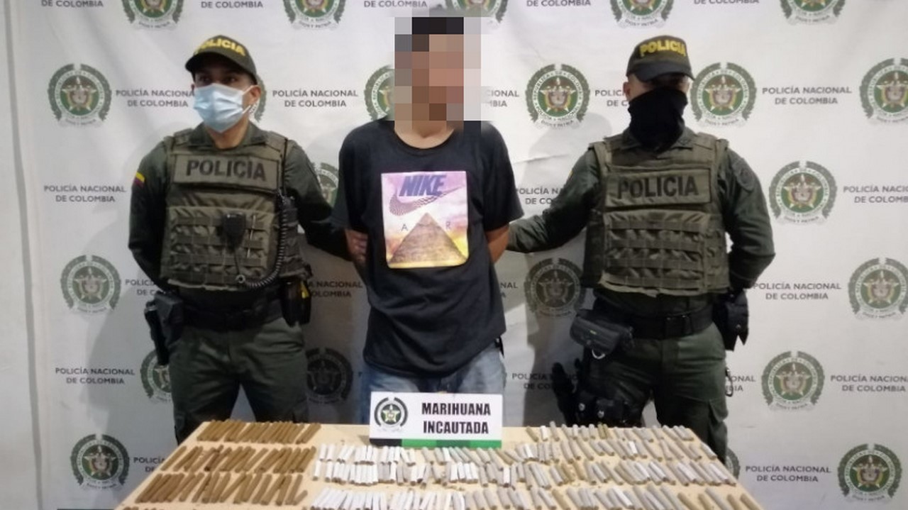 Capturado con una bolsa llena de cigarrillos de marihuana