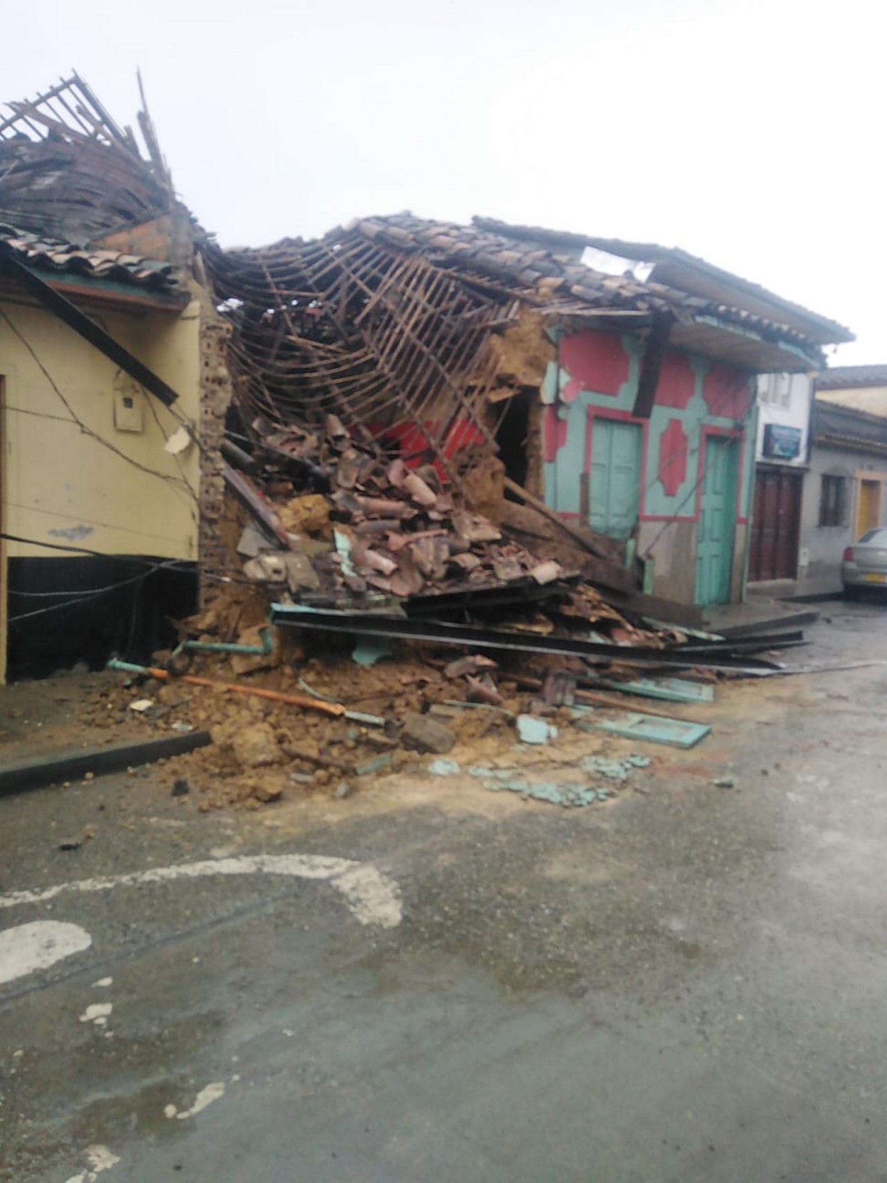 Se desplomó una casa en vía principal de Sonsón, Antioquia 2 Se desplomó una casa en vía principal de Sonsón, Antioquia