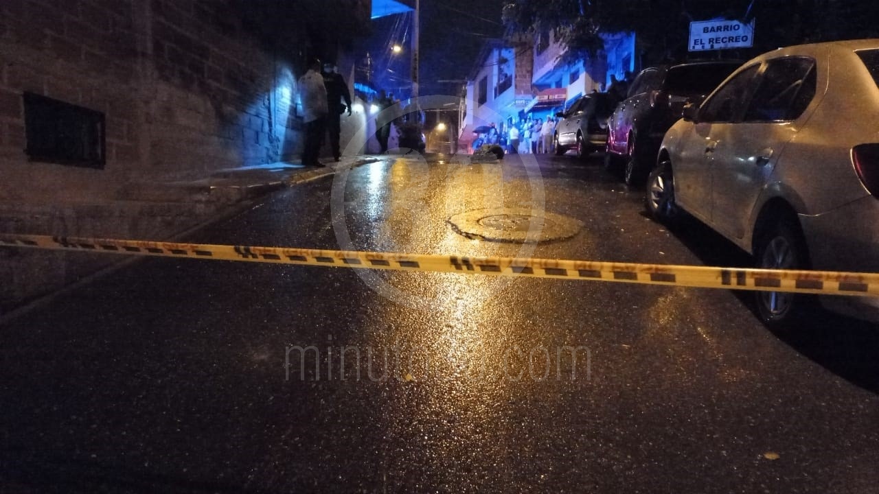 Fotos: Un joven fue asesinado a tiros en Copacabana, quedó tendido en plena vía pública