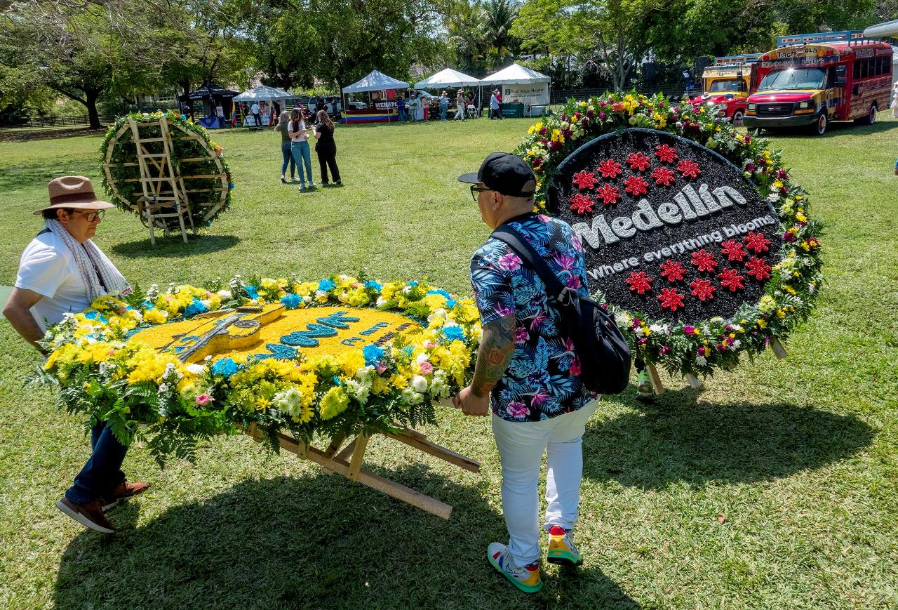 FOTOS: ¡Con silletas! La Feria de las Flores inunda de color un parque de South Miami 3 feria de flores miami1