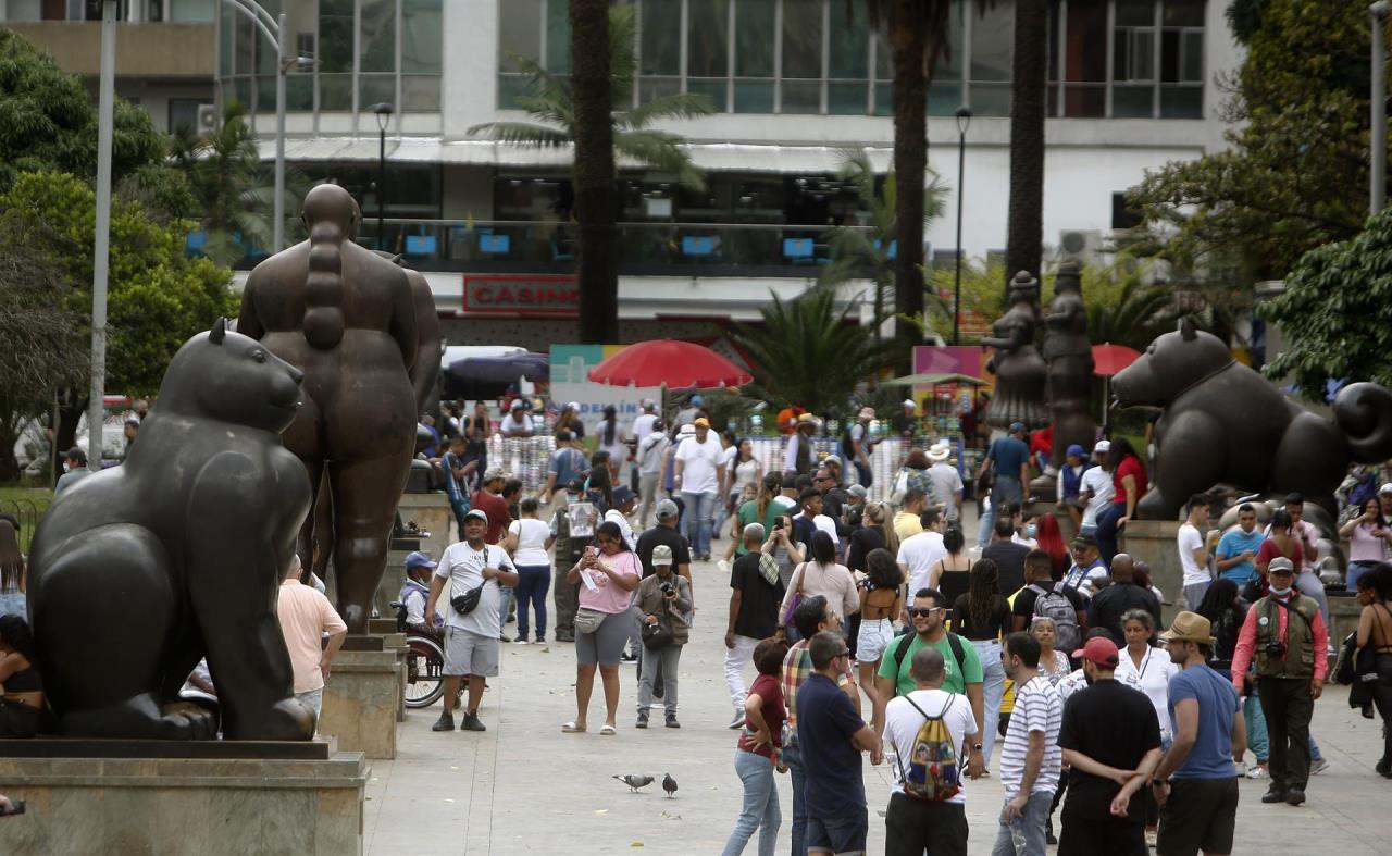 Un monumental Botero celebra sus 90 años pintando acuarelas y en familia 4 fernando botero obras3