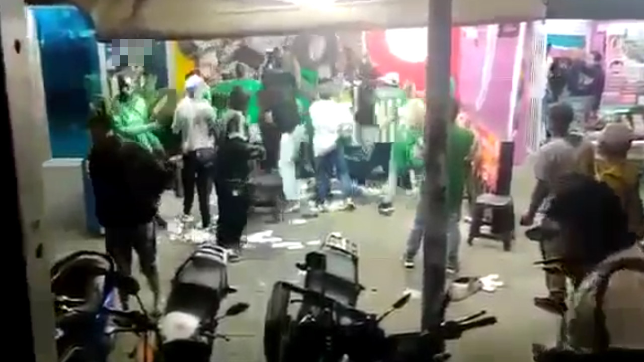 ¡Inaceptable! Hinchas del Nacional destruyeron un negocio