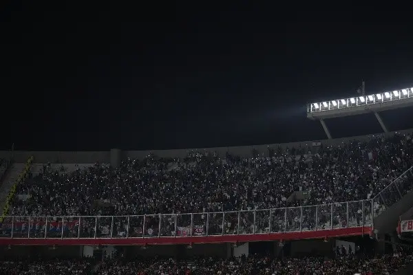 ¡Pa' que respete! River Plate suspendió por 6 meses a hincha que arrojó una banana a aficionados brasileros 4 image 1