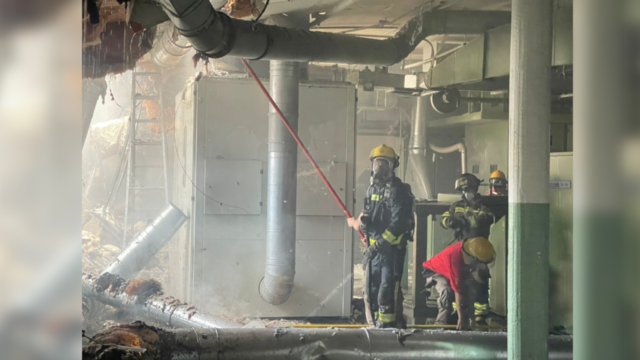 Bomberos intentan apagar un incendio en Fabricato