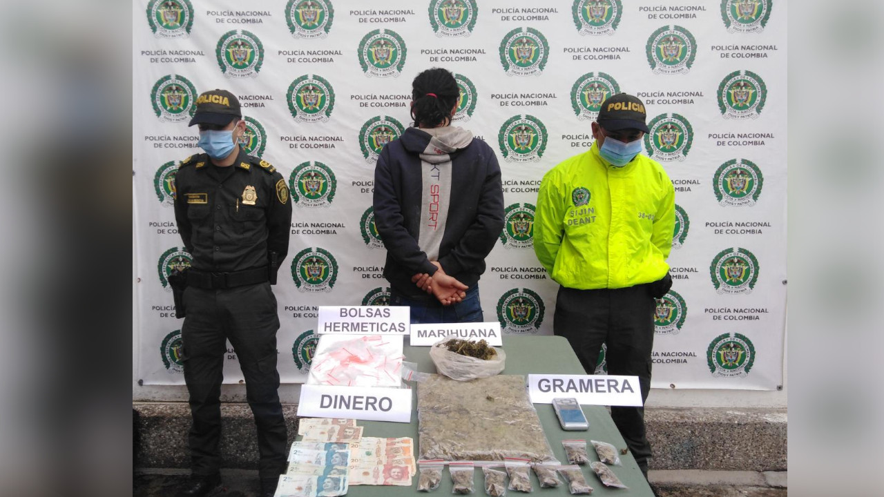 ¡Se le cayó la plaza! La Policía le llegó a la casa a un sujeto y le encontró toda esa yerba